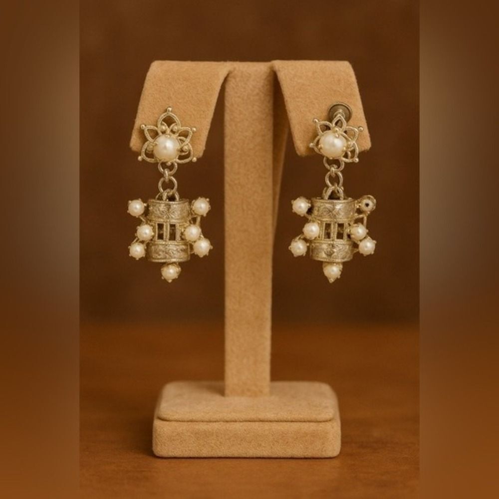 Vintage 90's Women's Chunky Silver Toned Pearly Floral Earrings Retro Preppy‎